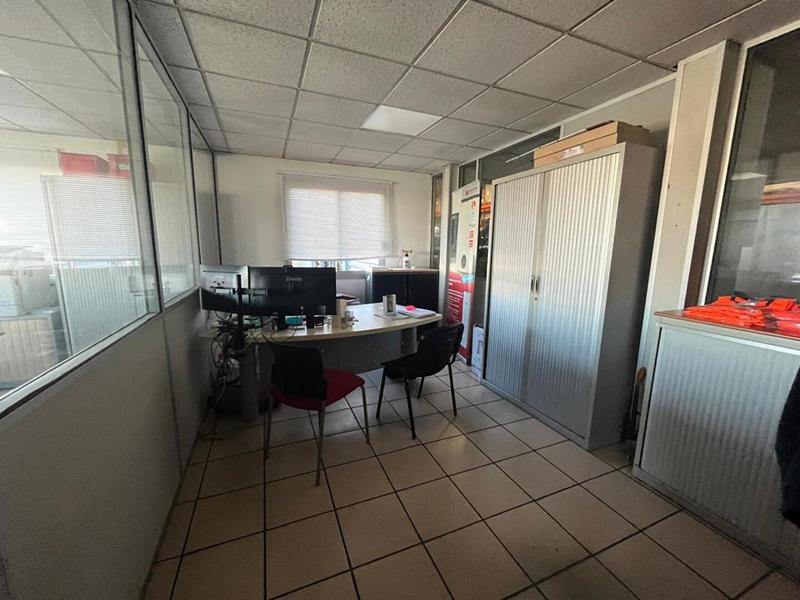 Entrepôt - 1 825 m²