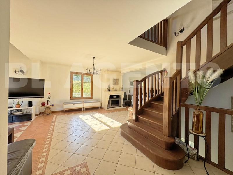 Maison - 243 m² - 8 pièces
