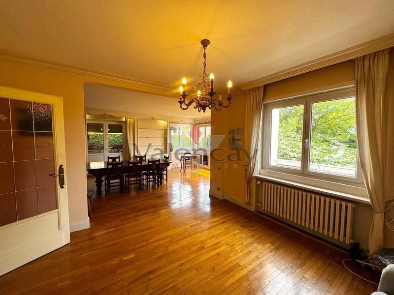 Maison - 215 m² - 8 pièces