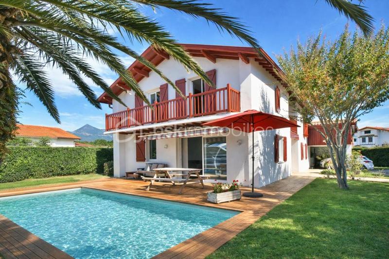 Maison - 215 m² - 7 pièces