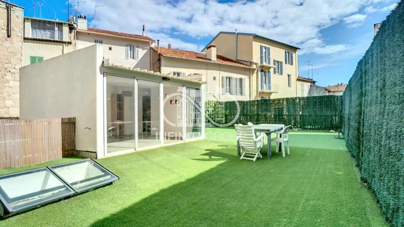 Studio - 184 m² - 8 pièces