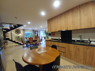 Maison - 240 m² - 7 pièces