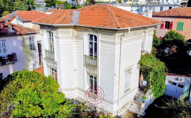 Maison - 290 m² - 12 pièces