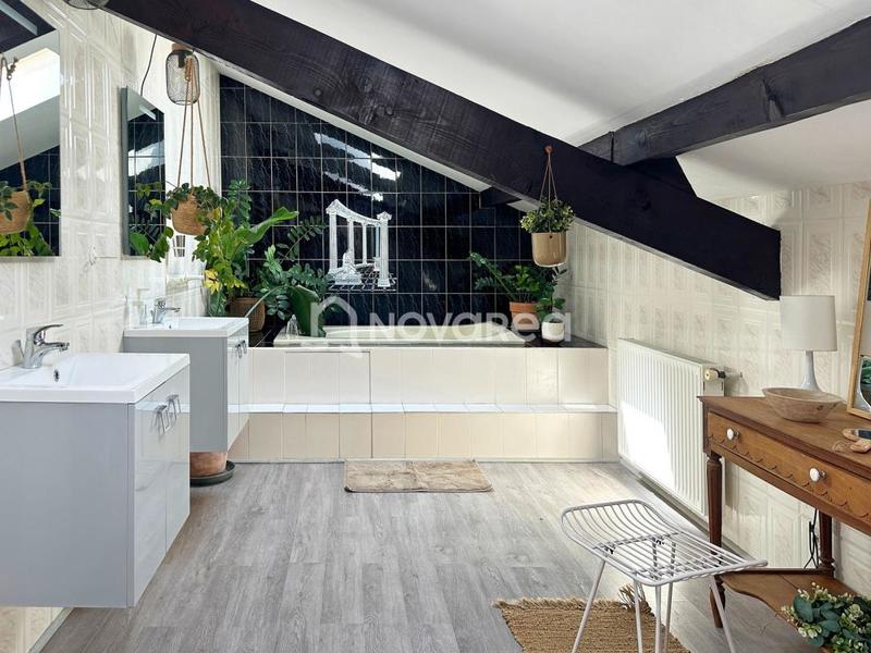 Maison - 312 m² - 9 pièces