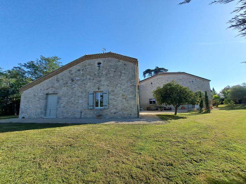 Maison - 185 m² - 15 pièces