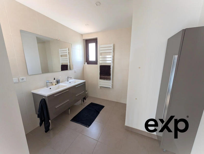 Maison - 235 m² - 9 pièces