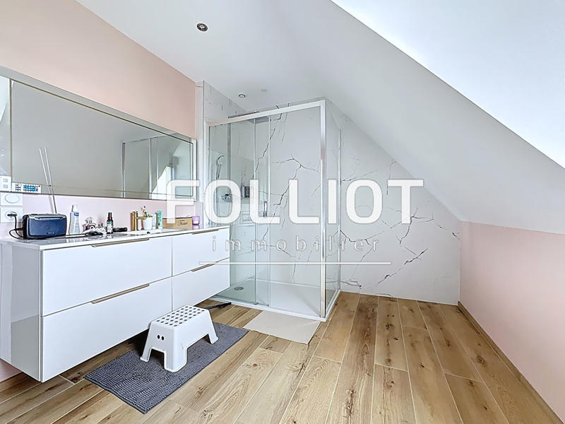 Maison - 220 m² - 6 pièces