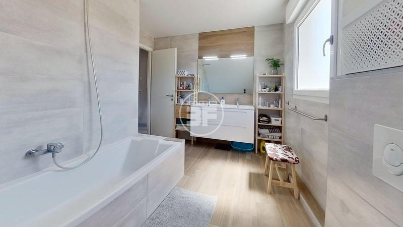 Maison traditionnelle - 104 m² - 5 pièces