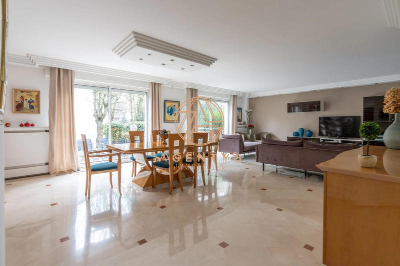 Maison - 205 m² - 8 pièces