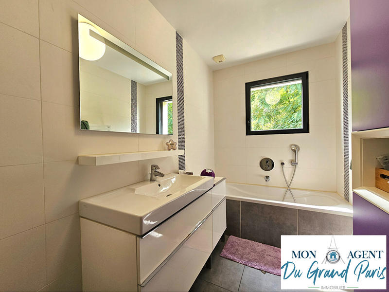 Maison - 204 m² - 7 pièces