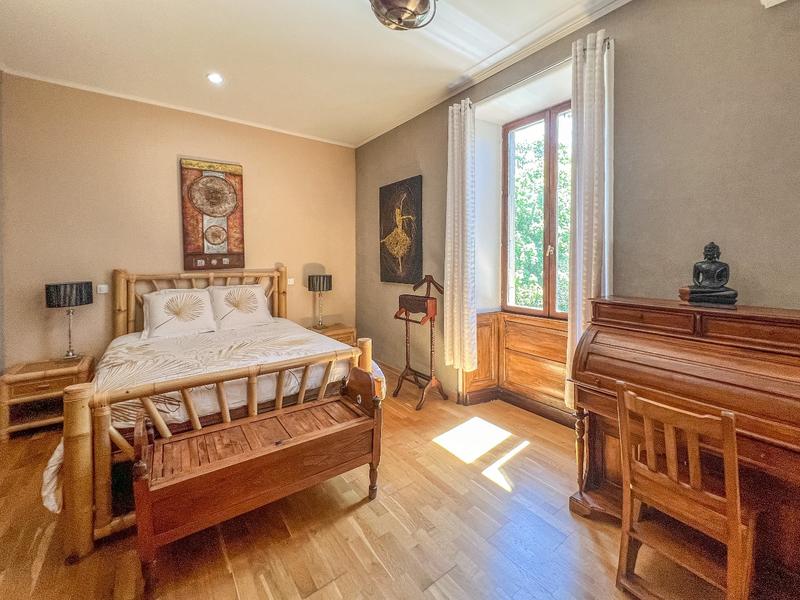 Maison - 2 000 m² - 24 pièces