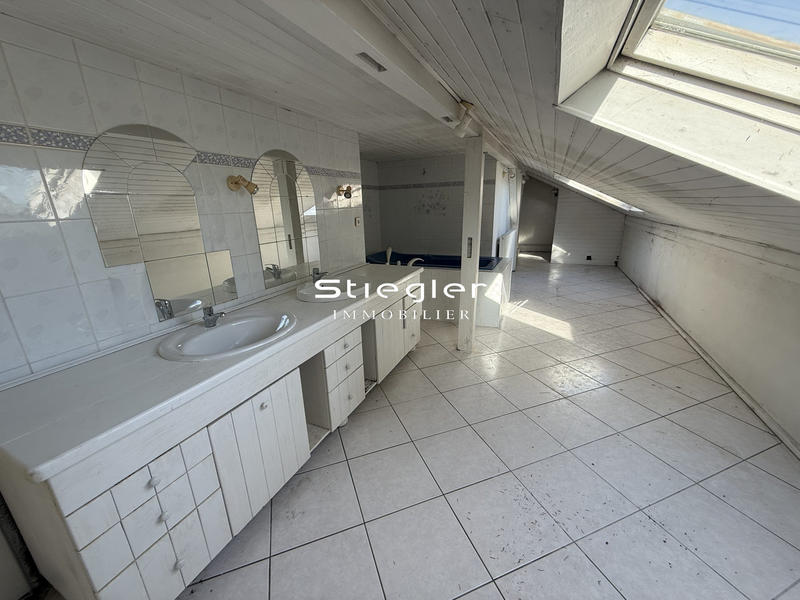 Maison - 204 m² - 6 pièces