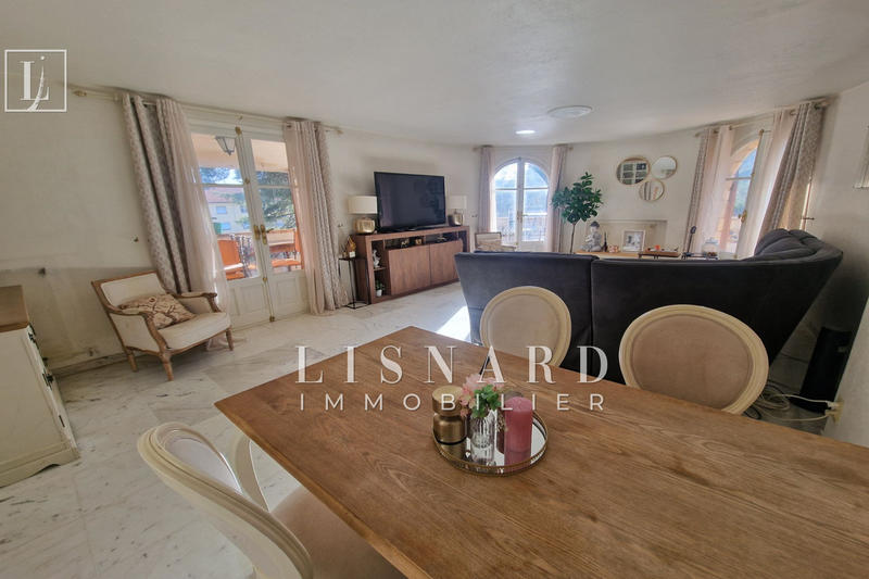 Maison - 235 m² - 8 pièces