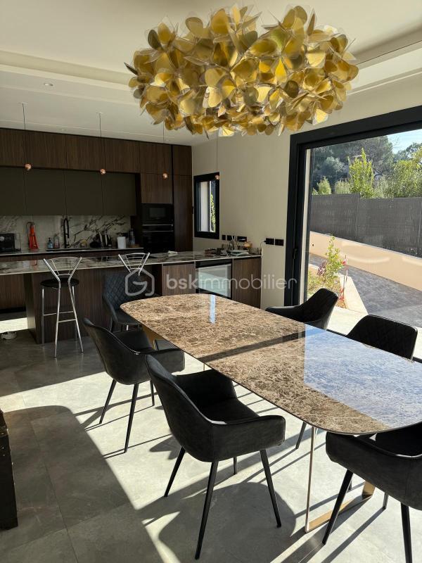 Maison traditionnelle - 318 m² - 5 pièces