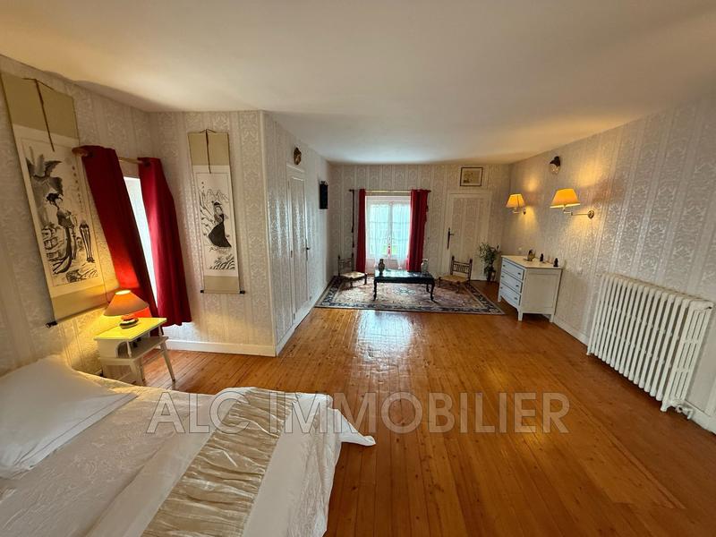 Propriété - 1 040 m² - 24 pièces