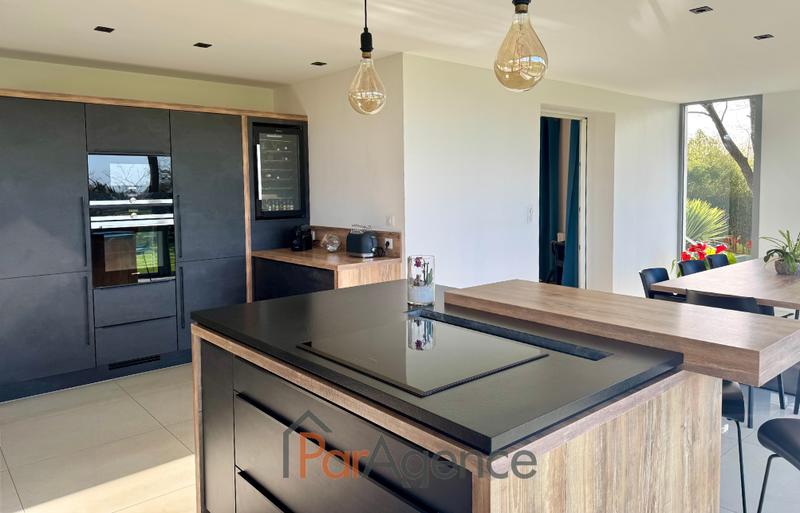 Maison - 290 m² - 9 pièces