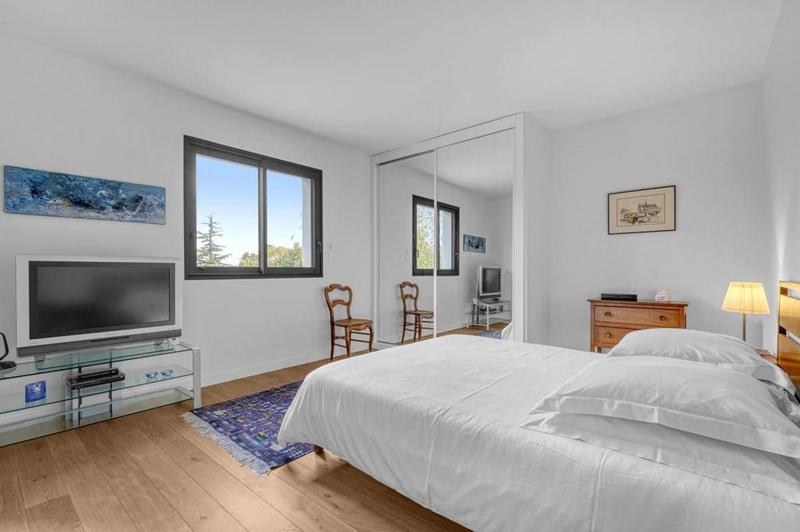 Propriété - 253 m² - 6 pièces