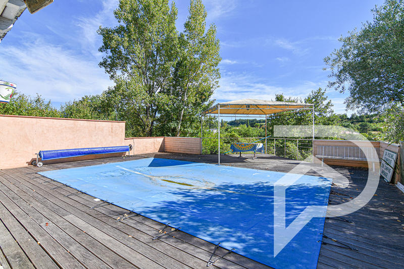 Maison - 242 m² - 6 pièces