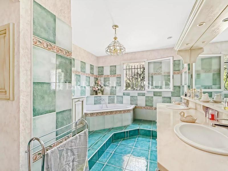 Propriété - 174 m² - 6 pièces