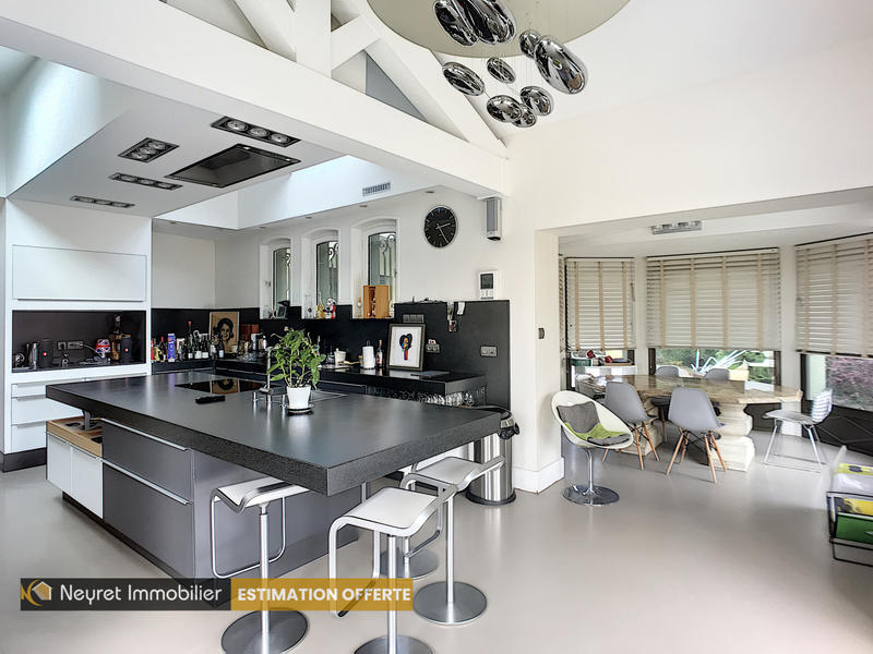 Maison - 370 m² - 10 pièces