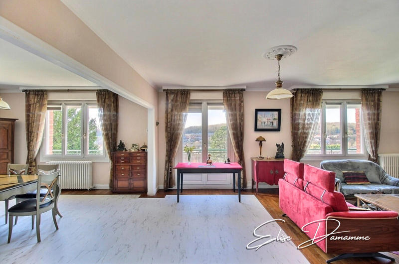 Maison - 241 m² - 8 pièces