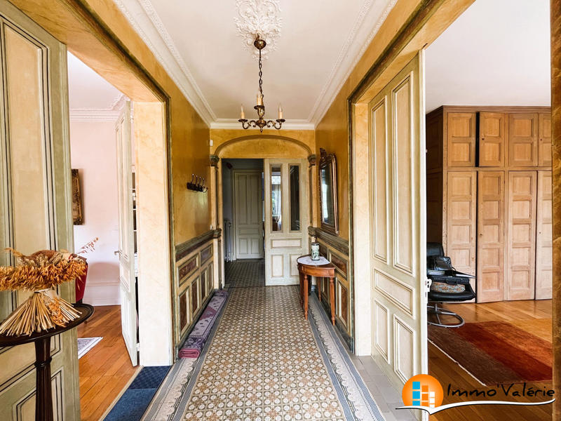 Maison - 761 m² - 16 pièces