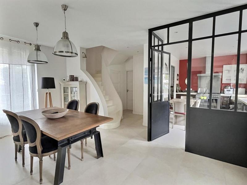 Demeure - 200 m² - 7 pièces