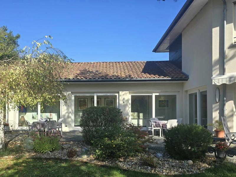 Maison contemporaine - 305 m² - 9 pièces