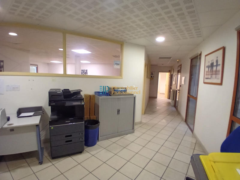 Bureau - 764 m² - 19 pièces