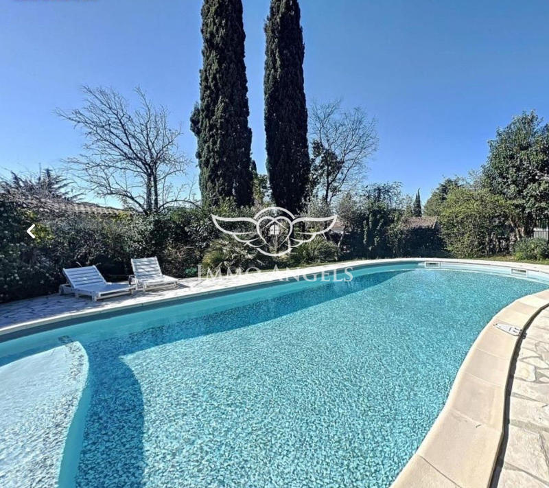 Maison traditionnelle - 212 m² - 8 pièces