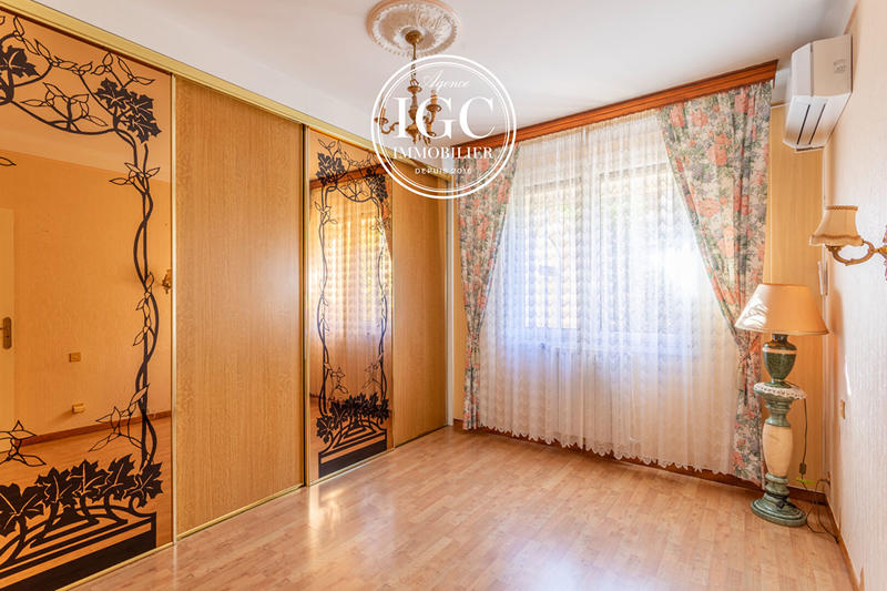 Maison - 240 m² - 6 pièces