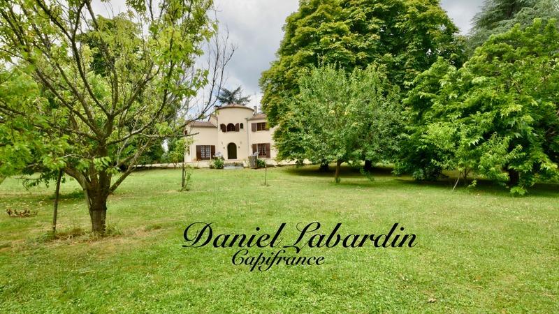 Maison - 235 m² - 8 pièces