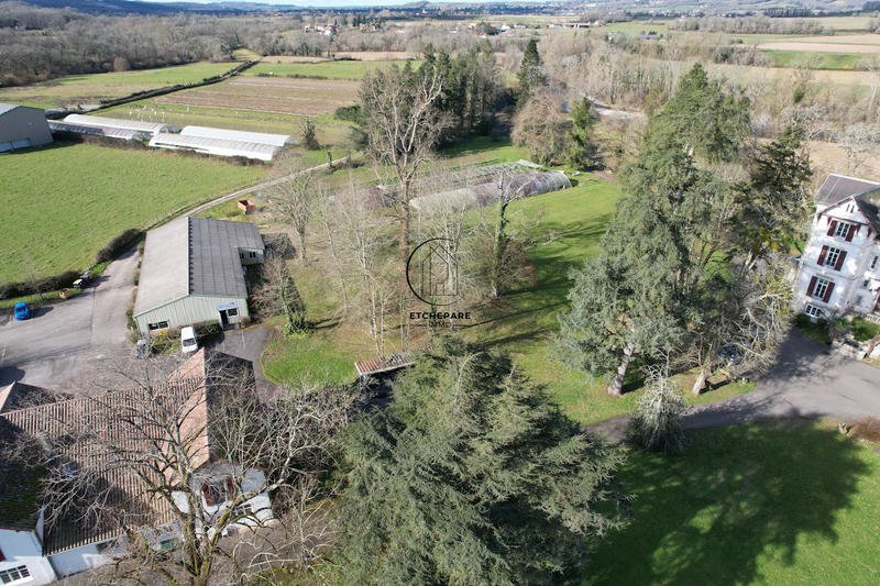 Propriété - 1 200 m² - 50 pièces