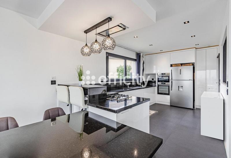 Pavillon - 200 m² - 6 pièces