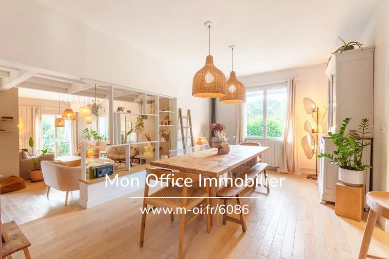 Maison - 230 m² - 8 pièces