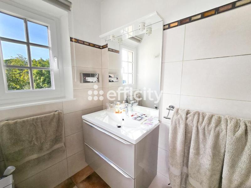 Maison - 250 m² - 6 pièces