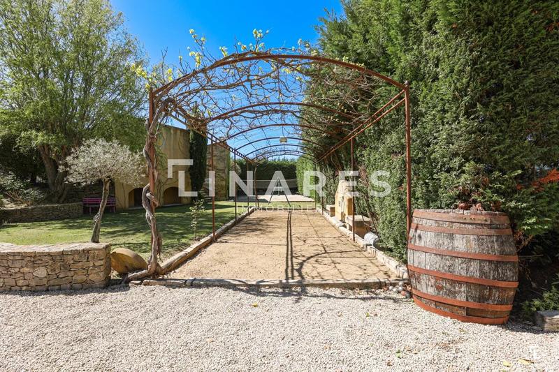 Propriété - 230 m² - 9 pièces