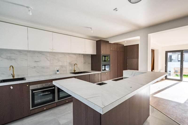 Maison - 300 m² - 15 pièces