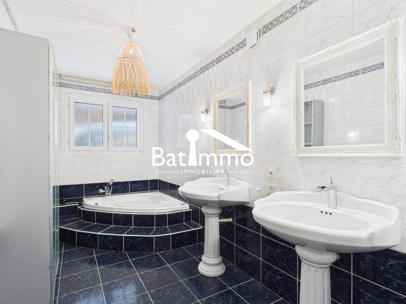 Maison - 210 m² - 7 pièces