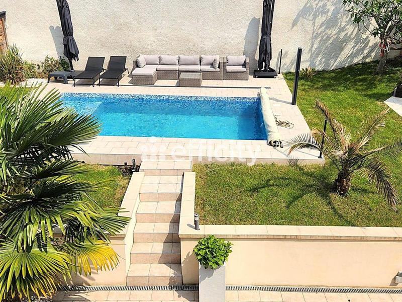 Maison - 349 m² - 9 pièces