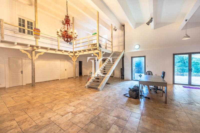 Maison - 241 m² - 8 pièces