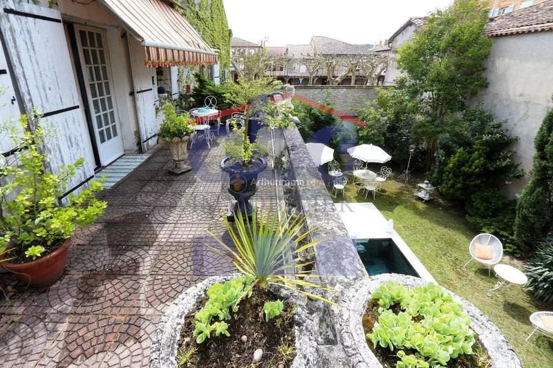 Maison - 600 m² - 15 pièces