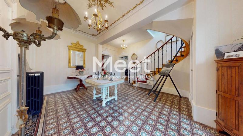 Propriété - 425 m² - 9 pièces