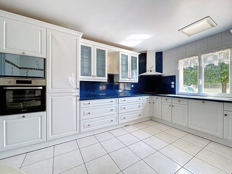 Maison traditionnelle - 218 m² - 9 pièces