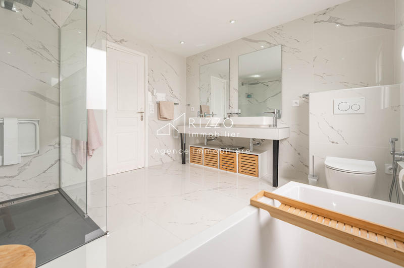 Maison - 242 m² - 8 pièces