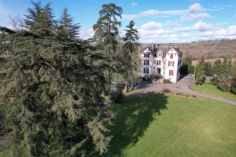 Propriété - 1 200 m² - 50 pièces