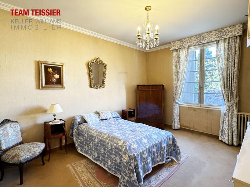 Maison - 240 m² - 9 pièces