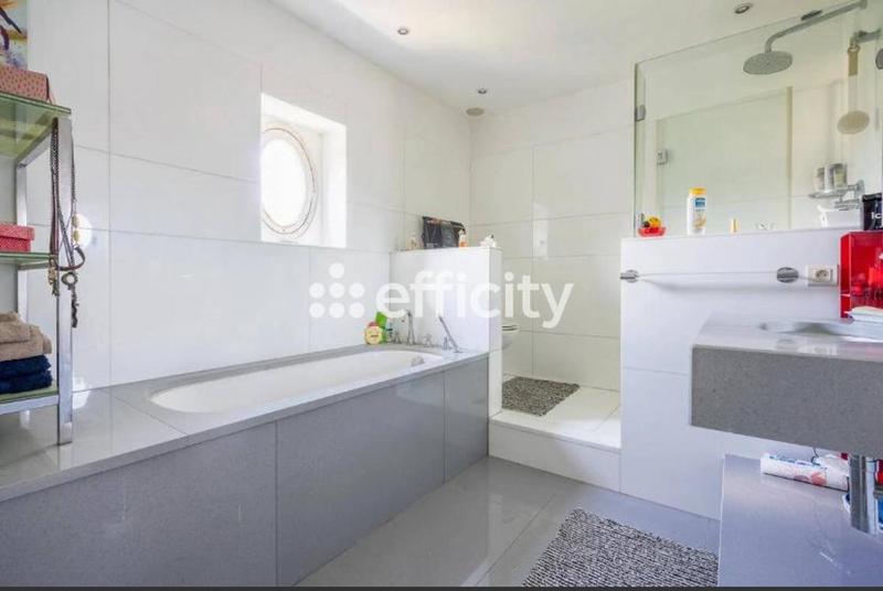 Maison - 176 m² - 7 pièces