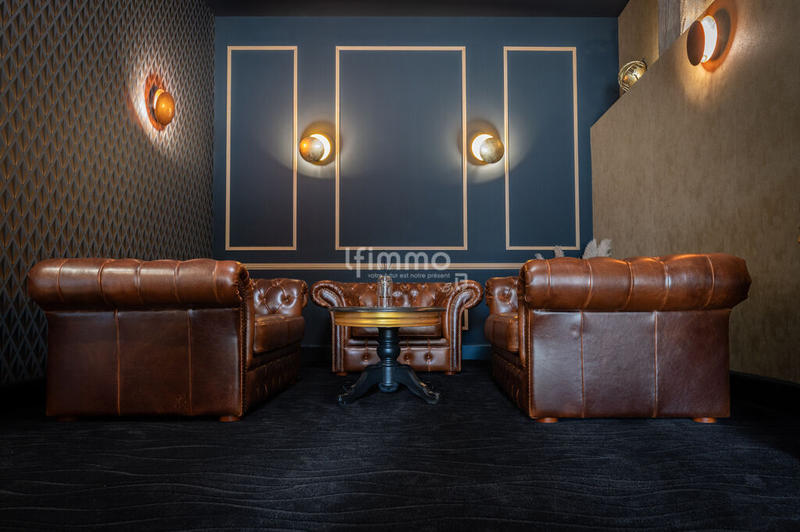 Propriété - 689 m² - 10 pièces