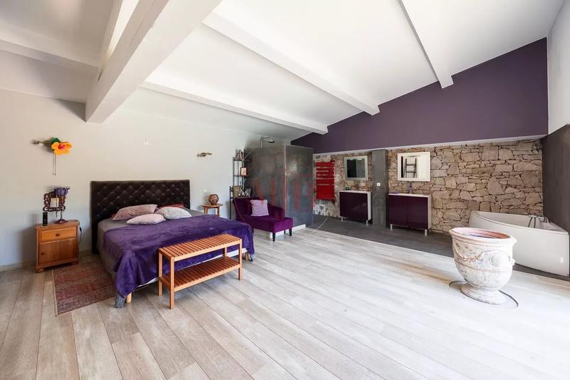 Maison - 256 m² - 8 pièces